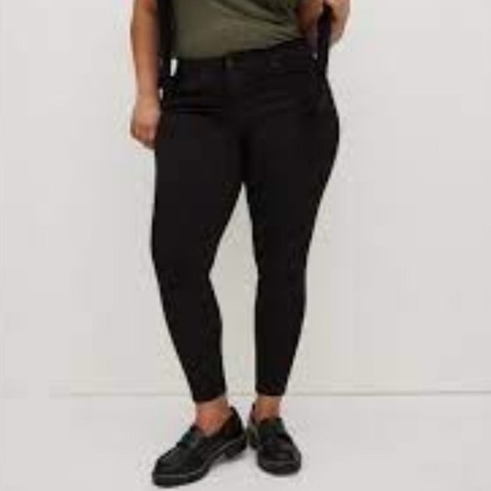 Torrid bombshell skinny jeans. Black. Stretch. 18.